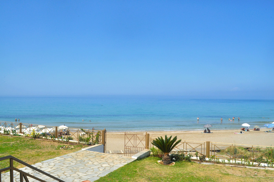 Nereides Suites - garden and beach