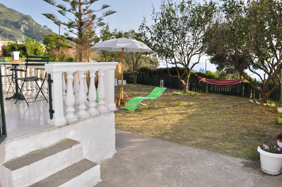 Beach cottage "Ritsa" - Enclosed garden plot