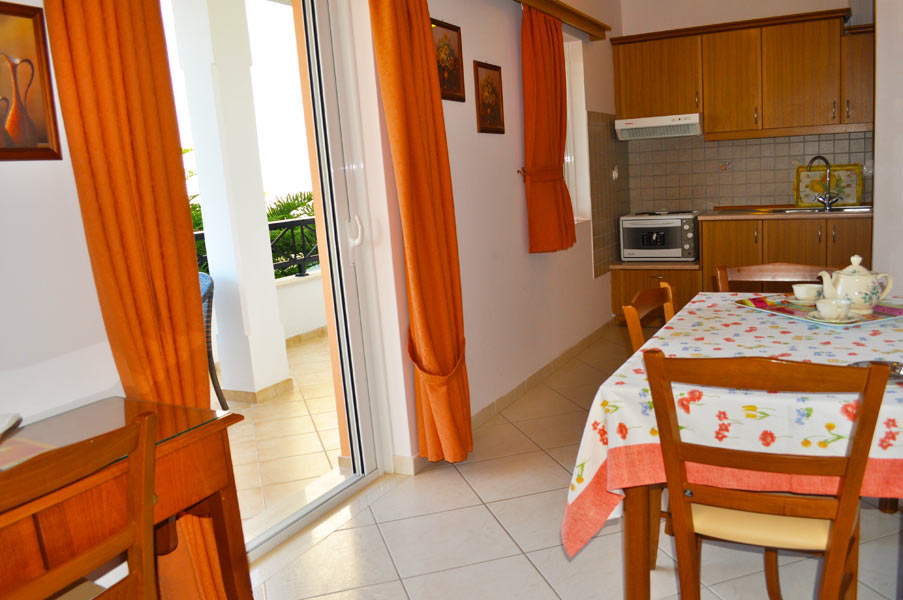 APARTMENT A: kitchen / dining area.