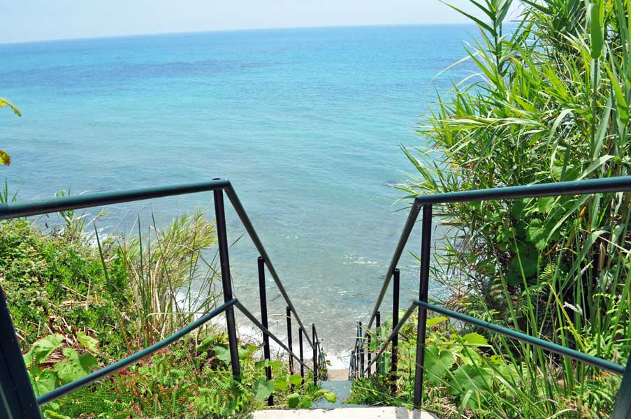 Direct access via a ladder to the beach